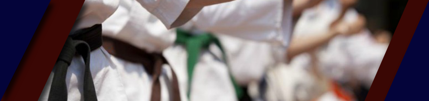 kimonos de karate com diferentes cores de faixa